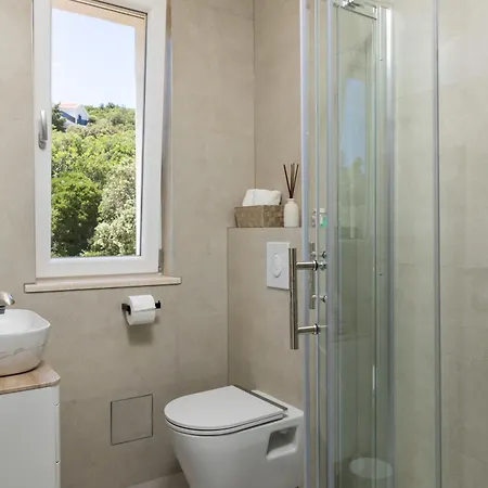 Sandra Solitudo I アパート *