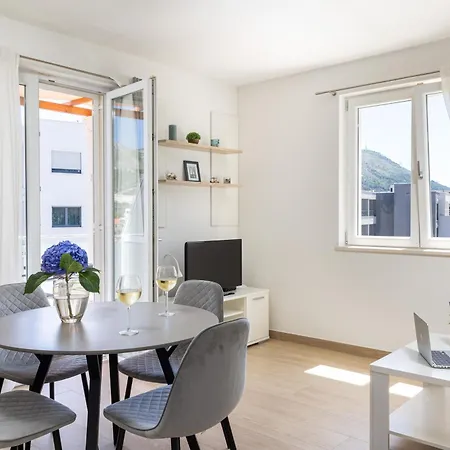 Apartment Sandra Solitudo I *